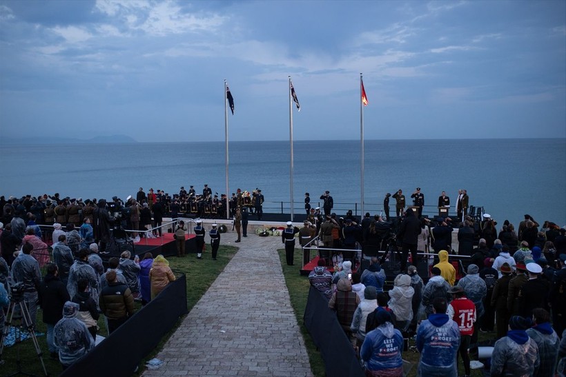 Çanakkale'de duygusal anlar: Anzak Koyu'nda geleneksel "Şafak Ayini" yapıldı - Resim: 38