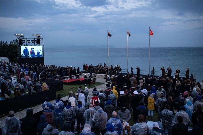 Çanakkale'de duygusal anlar: Anzak Koyu'nda geleneksel "Şafak Ayini" yapıldı - Resim: 39