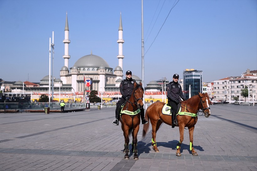 1 Mayıs Emek ve Dayanışma Günü dolayısıyla İstanbul ve Ankara'da geniş güvenlik önlemleri alınırken 1 Mayıs'ın kutlanacağı alanlar da düzenlendi - Resim : 11