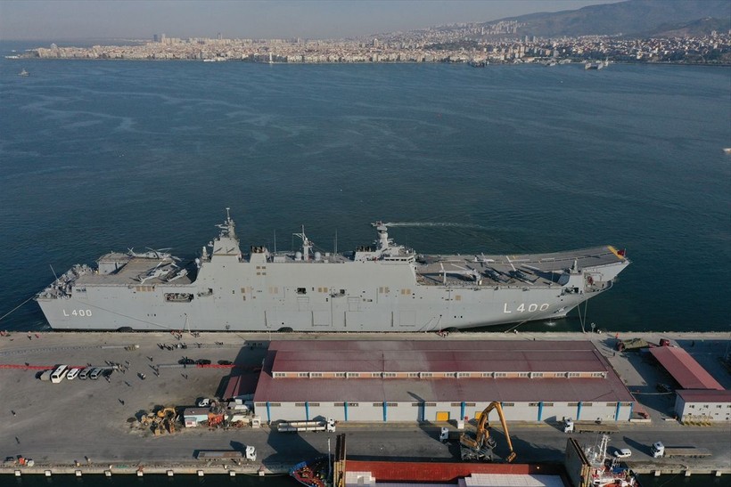 İstanbul'da kilometrelerce ziyaret kuyruğu oluşturan TCG Anadolu, İzmir Alsancak Limanı'na geldi - Resim: 1