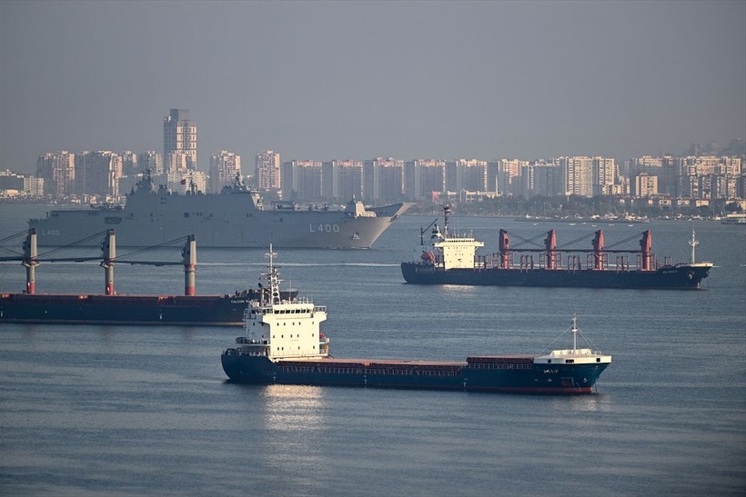 İstanbul'da kilometrelerce ziyaret kuyruğu oluşturan TCG Anadolu, İzmir Alsancak Limanı'na geldi - Resim: 13