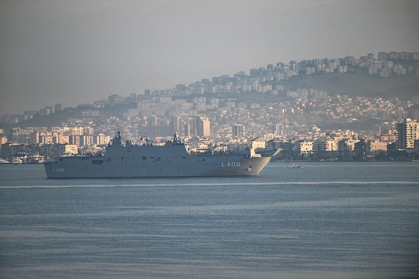 İstanbul'da kilometrelerce ziyaret kuyruğu oluşturan TCG Anadolu, İzmir Alsancak Limanı'na geldi - Resim: 14