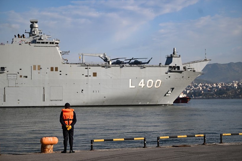 İstanbul'da kilometrelerce ziyaret kuyruğu oluşturan TCG Anadolu, İzmir Alsancak Limanı'na geldi - Resim: 19