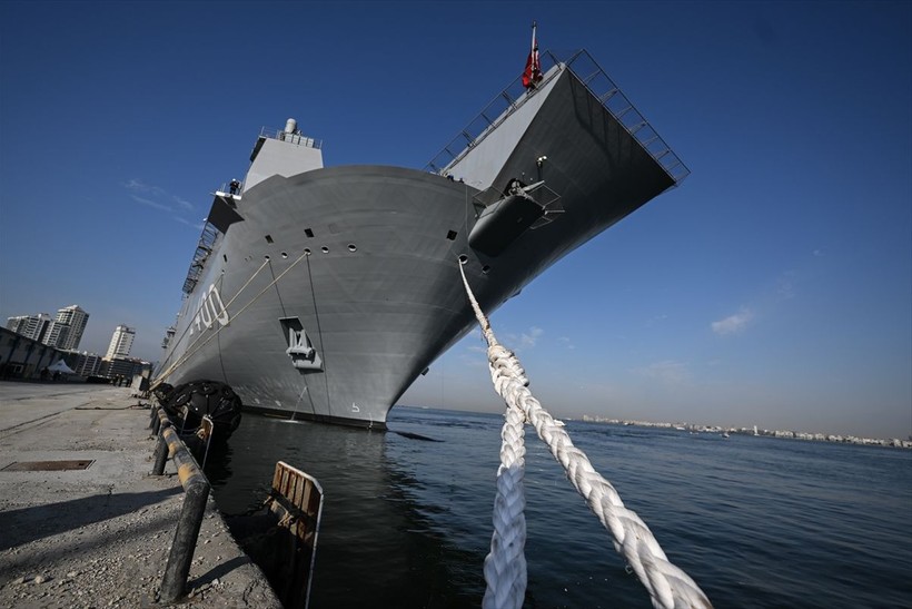 İstanbul'da kilometrelerce ziyaret kuyruğu oluşturan TCG Anadolu, İzmir Alsancak Limanı'na geldi - Resim: 27