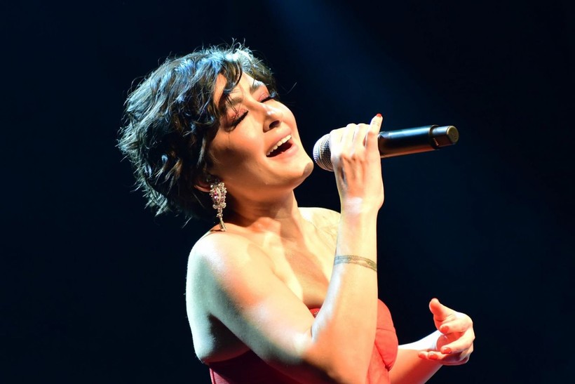 Ceyda Düvenci'nin sunuculuğunu yaptığı 'Bambaşka Sohbetler' programına konuk olan şarkıcı Melek Mosso'dan kan donduran itiraf: Bizi dövüyor aç bırakıyor... - Resim: 12