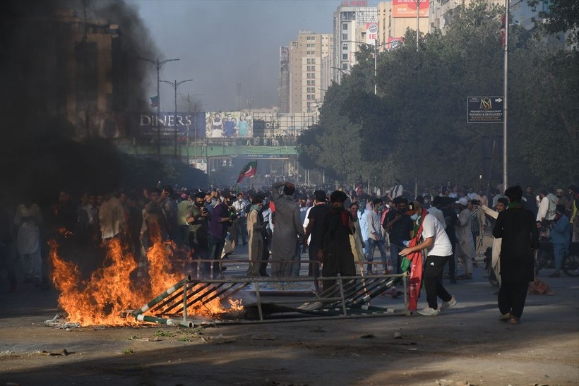 İmran Han'ın tutuklanmasının ardından Pakistan'da protestolar büyüyor: 5 kişi öldü, 40 kişi yaralandı, 1200'den fazla gözaltı - Resim: 3