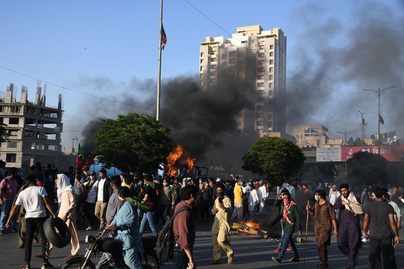 İmran Han'ın tutuklanmasının ardından Pakistan'da protestolar büyüyor: 5 kişi öldü, 40 kişi yaralandı, 1200'den fazla gözaltı - Resim: 4