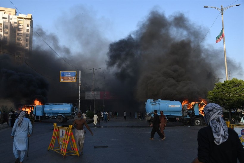 İmran Han'ın tutuklanmasının ardından Pakistan'da protestolar büyüyor: 5 kişi öldü, 40 kişi yaralandı, 1200'den fazla gözaltı - Resim: 5