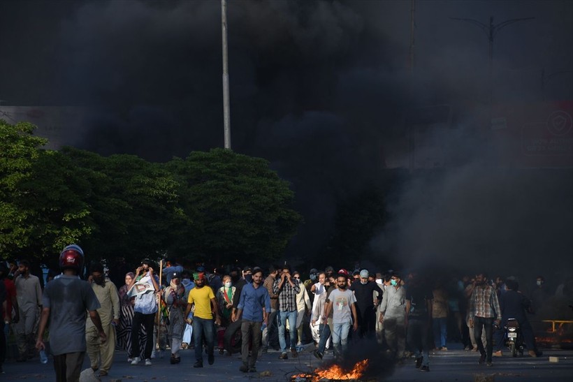 İmran Han'ın tutuklanmasının ardından Pakistan'da protestolar büyüyor: 5 kişi öldü, 40 kişi yaralandı, 1200'den fazla gözaltı - Resim: 7