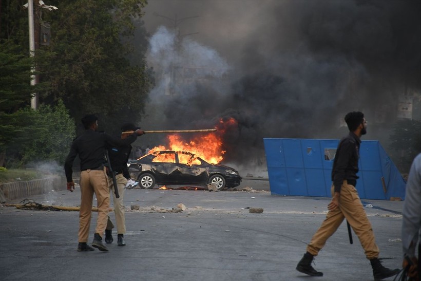 İmran Han'ın tutuklanmasının ardından Pakistan'da protestolar büyüyor: 5 kişi öldü, 40 kişi yaralandı, 1200'den fazla gözaltı - Resim: 10