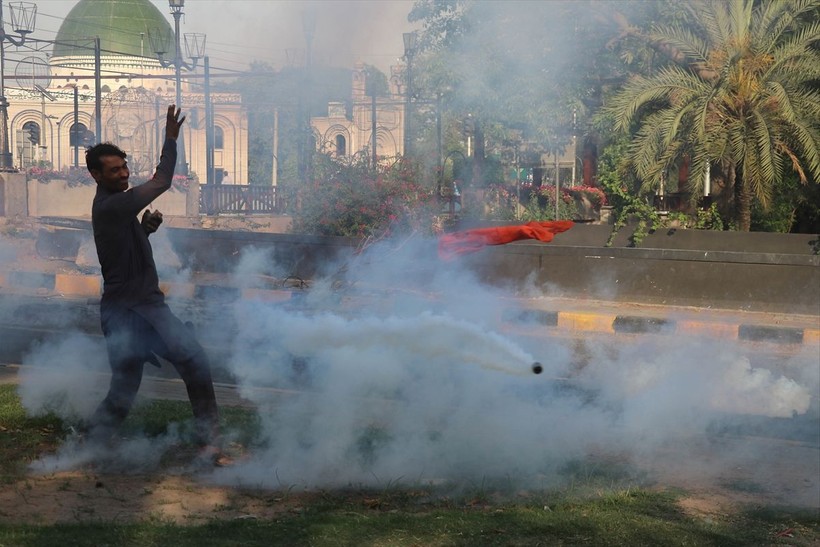 İmran Han'ın tutuklanmasının ardından Pakistan'da protestolar büyüyor: 5 kişi öldü, 40 kişi yaralandı, 1200'den fazla gözaltı - Resim: 12