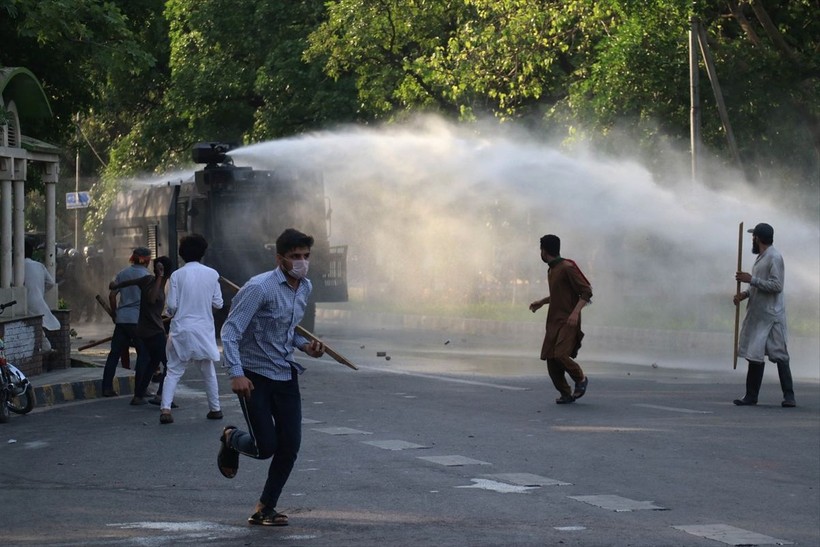 İmran Han'ın tutuklanmasının ardından Pakistan'da protestolar büyüyor: 5 kişi öldü, 40 kişi yaralandı, 1200'den fazla gözaltı - Resim: 13