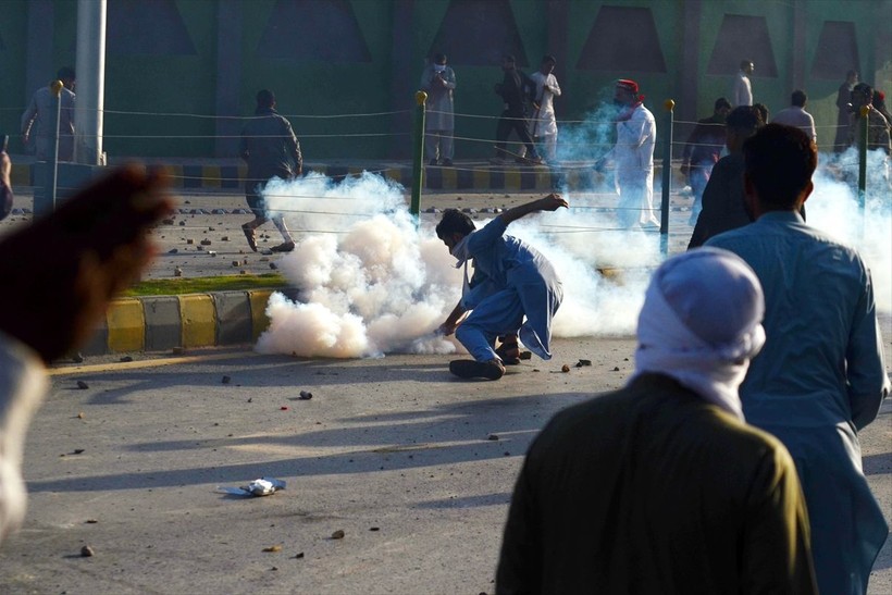 İmran Han'ın tutuklanmasının ardından Pakistan'da protestolar büyüyor: 5 kişi öldü, 40 kişi yaralandı, 1200'den fazla gözaltı - Resim: 20