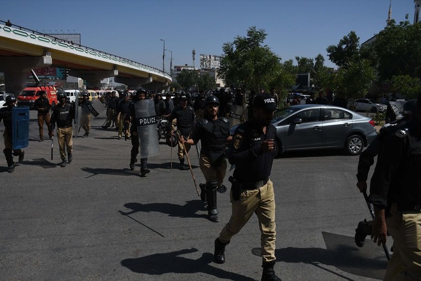 İmran Han'ın tutuklanmasının ardından Pakistan'da protestolar büyüyor: 5 kişi öldü, 40 kişi yaralandı, 1200'den fazla gözaltı - Resim: 37