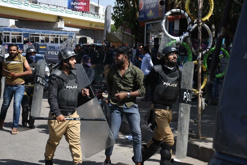 İmran Han'ın tutuklanmasının ardından Pakistan'da protestolar büyüyor: 5 kişi öldü, 40 kişi yaralandı, 1200'den fazla gözaltı - Resim: 38