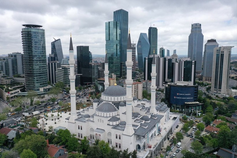 İstanbul Levent'te plazaların arasında görkemli bir cami: Barbaros Hayrettin Paşa Cami! Cumhuriyet tarihinde bir ilkle açıldı - Resim: 1