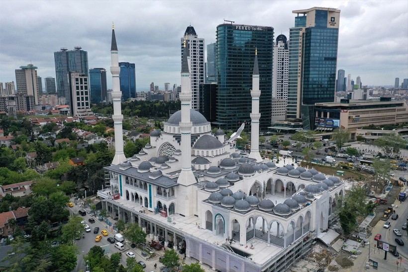İstanbul Levent'te plazaların arasında görkemli bir cami: Barbaros Hayrettin Paşa Cami! Cumhuriyet tarihinde bir ilkle açıldı - Resim: 2