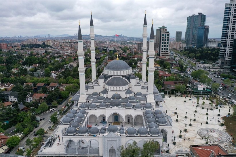 İstanbul Levent'te plazaların arasında görkemli bir cami: Barbaros Hayrettin Paşa Cami! Cumhuriyet tarihinde bir ilkle açıldı - Resim: 3