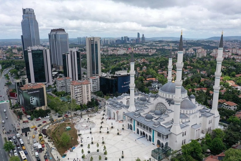 İstanbul Levent'te plazaların arasında görkemli bir cami: Barbaros Hayrettin Paşa Cami! Cumhuriyet tarihinde bir ilkle açıldı - Resim: 4