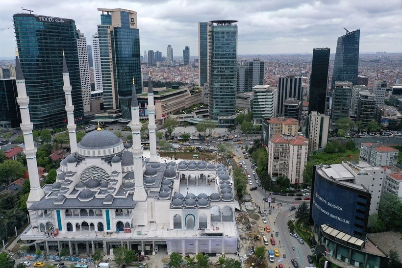 İstanbul Levent'te plazaların arasında görkemli bir cami: Barbaros Hayrettin Paşa Cami! Cumhuriyet tarihinde bir ilkle açıldı - Resim: 5