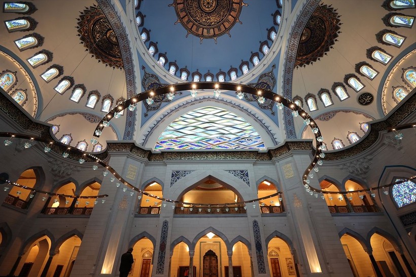 İstanbul Levent'te plazaların arasında görkemli bir cami: Barbaros Hayrettin Paşa Cami! Cumhuriyet tarihinde bir ilkle açıldı - Resim: 10