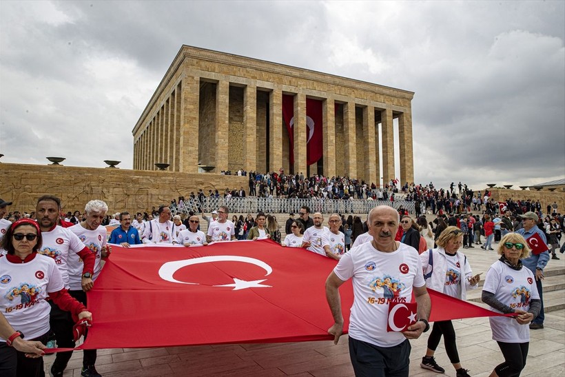 19 Mayıs coşkuyla kutlanıyor! Gençler Ata'nın huzurunda - Resim: 12