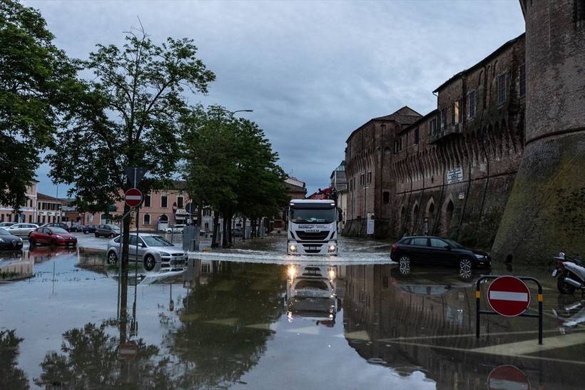 İtalya'da meydana gelen sel felaketinde ölenlerin sayısı artıyor! - Resim: 21