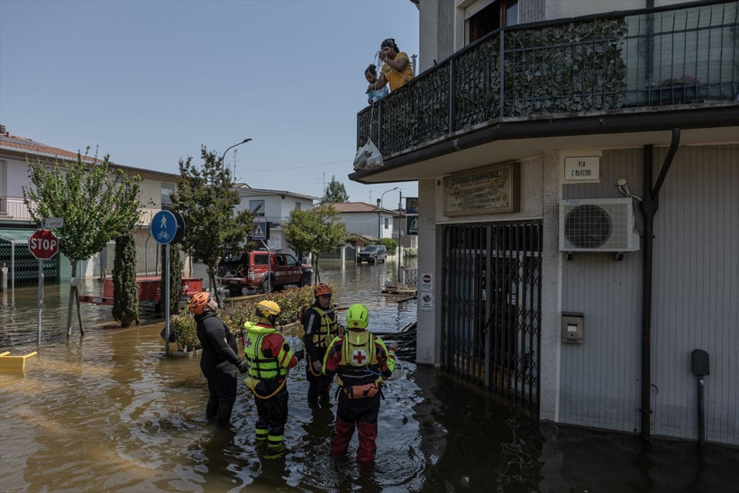 İtalya'da meydana gelen sel felaketinde ölenlerin sayısı artıyor! - Resim: 70