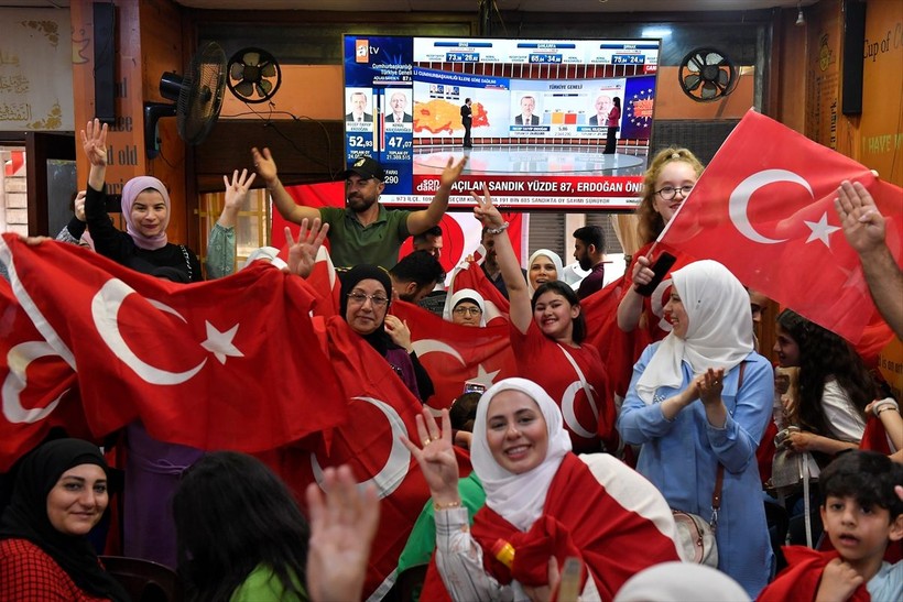 Yurt dışındaki Türk vatandaşları Cumhurbaşkanı seçimleri sonuçlarını kutladı - Resim: 21