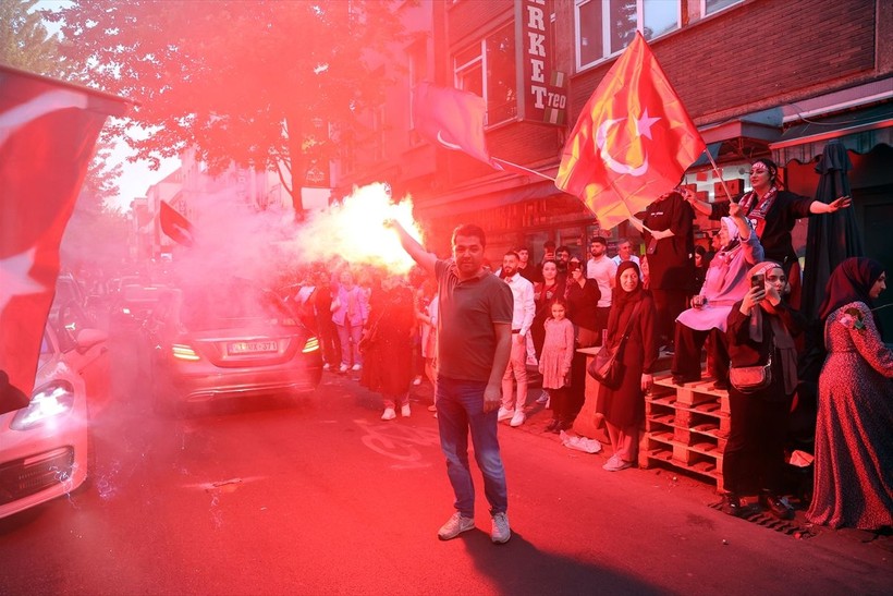 Yurt dışındaki Türk vatandaşları Cumhurbaşkanı seçimleri sonuçlarını kutladı - Resim: 13