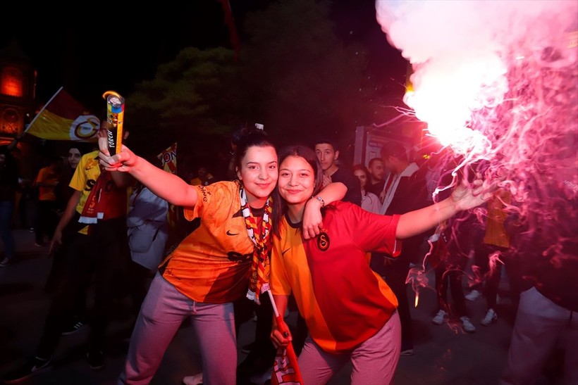 Galatasaray 23. şampiyonluğunu ilan etti! Şampiyonluk kutlamalarından ilginç kareler - Resim: 6