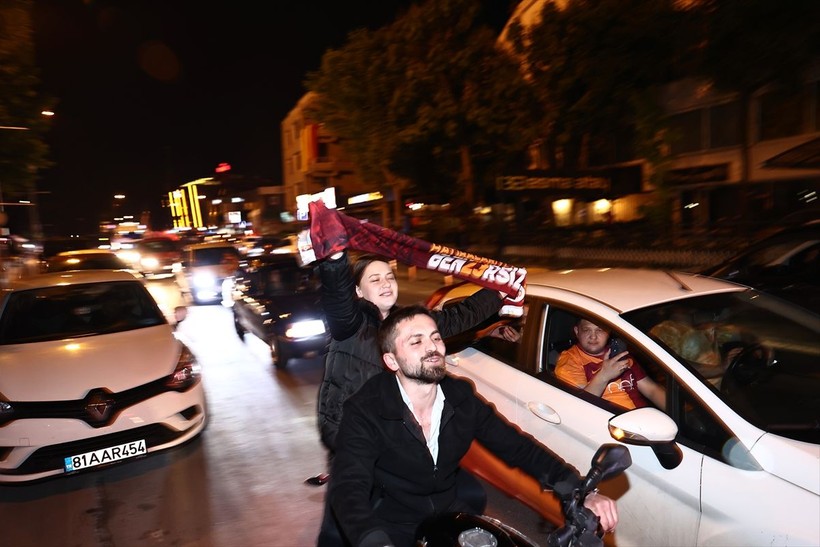 Galatasaray 23. şampiyonluğunu ilan etti! Şampiyonluk kutlamalarından ilginç kareler - Resim: 9