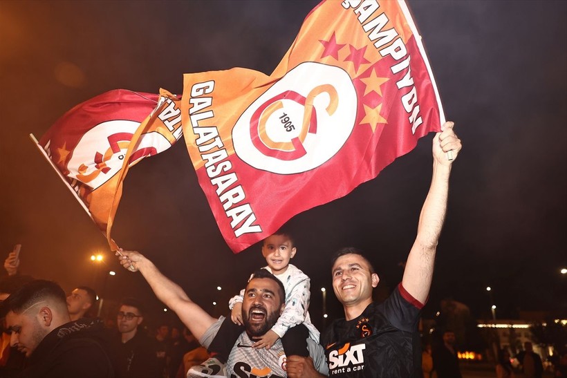 Galatasaray 23. şampiyonluğunu ilan etti! Şampiyonluk kutlamalarından ilginç kareler - Resim: 12