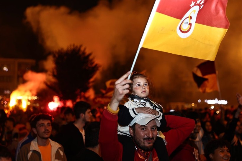 Galatasaray 23. şampiyonluğunu ilan etti! Şampiyonluk kutlamalarından ilginç kareler - Resim: 17
