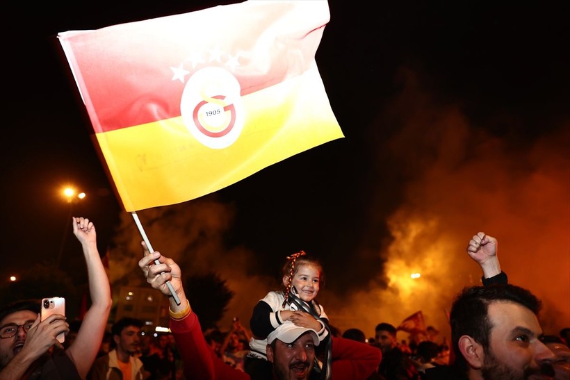 Galatasaray 23. şampiyonluğunu ilan etti! Şampiyonluk kutlamalarından ilginç kareler - Resim: 18