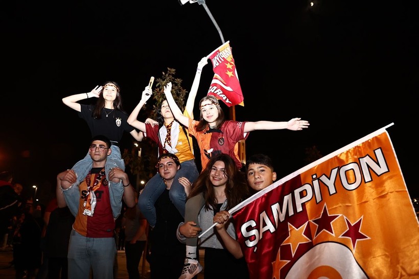 Galatasaray 23. şampiyonluğunu ilan etti! Şampiyonluk kutlamalarından ilginç kareler - Resim: 19