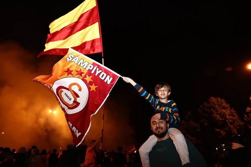 Galatasaray 23. şampiyonluğunu ilan etti! Şampiyonluk kutlamalarından ilginç kareler - Resim: 20