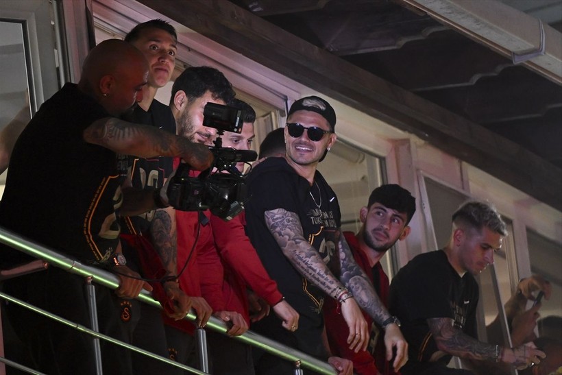Galatasaray'ın 23. şampiyonluk kutlamalarında Florya'nın da hakimi Icardi oldu! Icardi davul çaldı, meşale yaktı, 3'lü çektirdi, Türkçe şarkı söyledi - Resim: 1