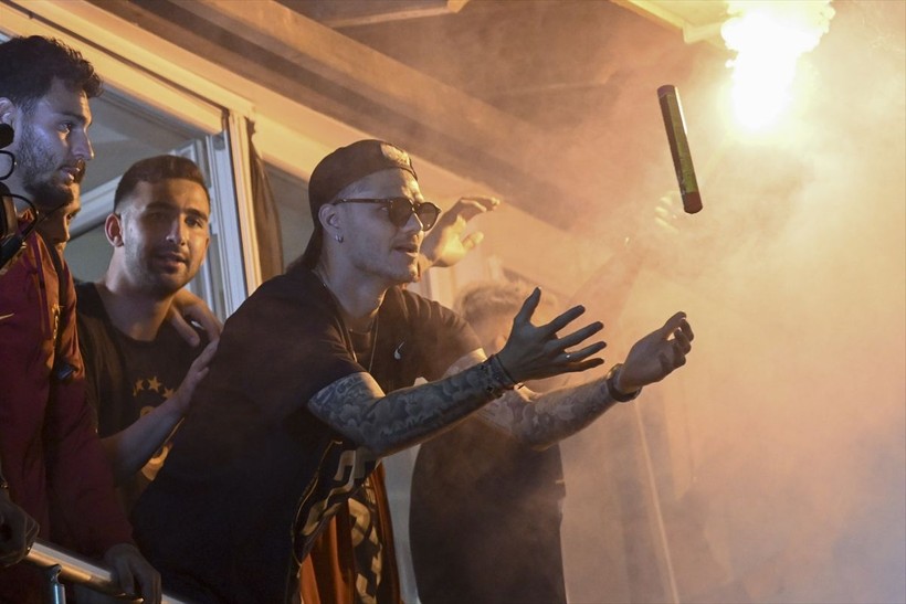 Galatasaray'ın 23. şampiyonluk kutlamalarında Florya'nın da hakimi Icardi oldu! Icardi davul çaldı, meşale yaktı, 3'lü çektirdi, Türkçe şarkı söyledi - Resim: 2