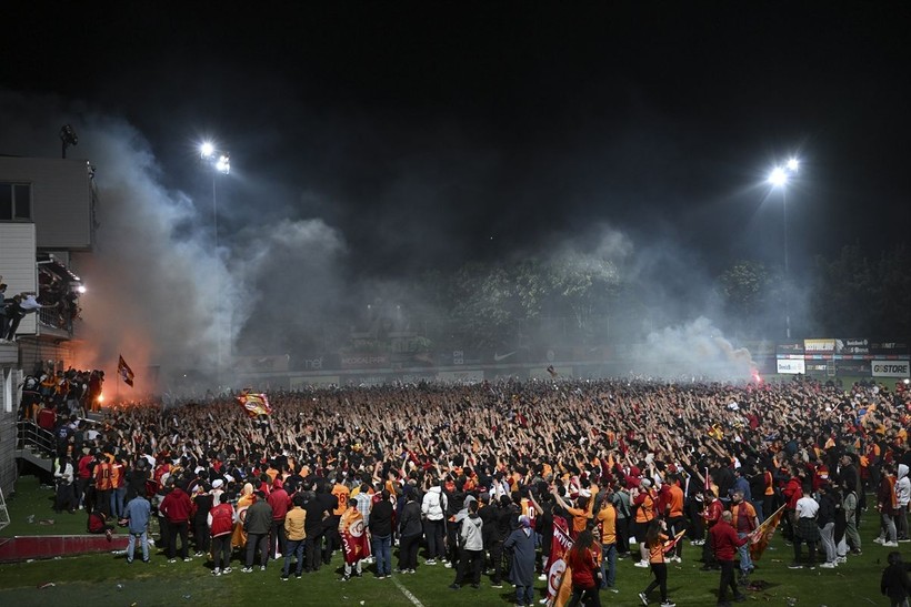 Galatasaray'ın 23. şampiyonluk kutlamalarında Florya'nın da hakimi Icardi oldu! Icardi davul çaldı, meşale yaktı, 3'lü çektirdi, Türkçe şarkı söyledi - Resim: 12