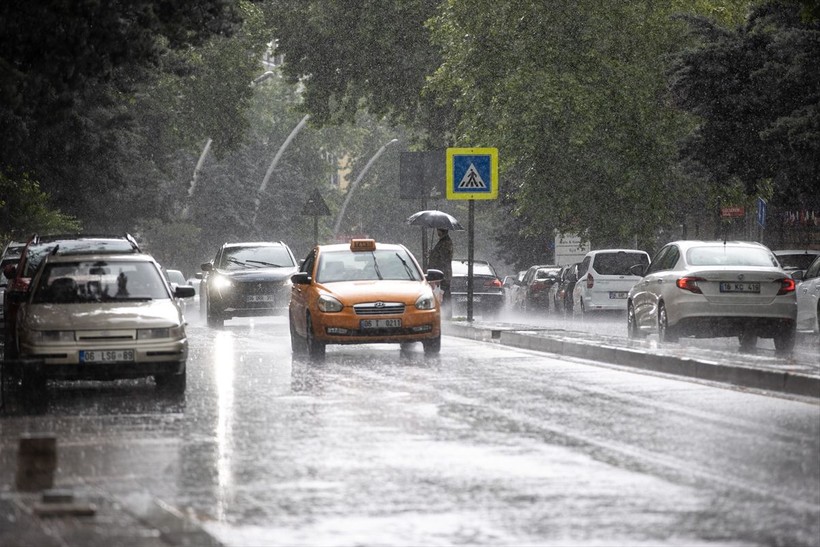 Meteoroloji'nin uyardığı Ankara'ya ceviz büyüklüğünde dolu yağdı! Yurt genelinde hafta sonu hava nasıl olacak? Birçok ile sağanak ve fırtına uyarısı yapıldı - Resim: 13