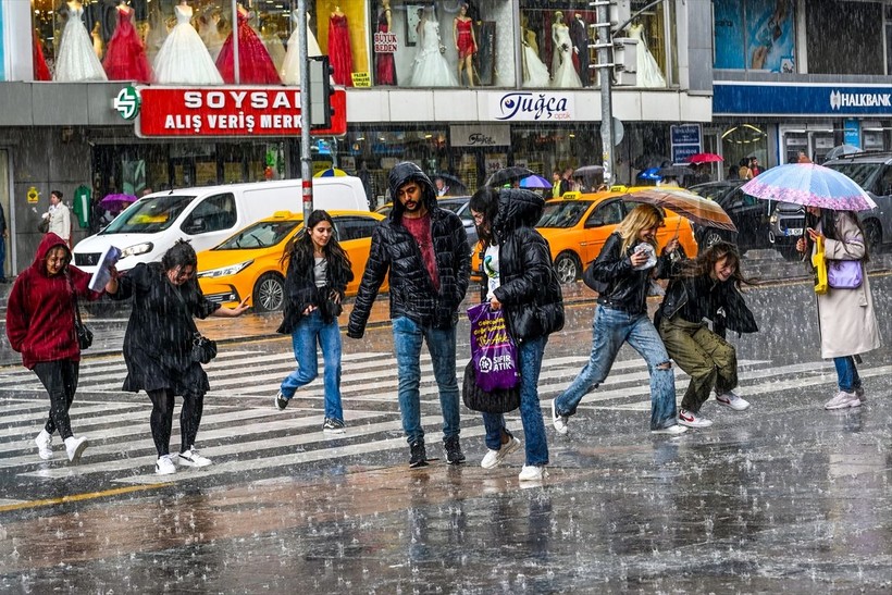 Meteoroloji'nin uyardığı Ankara'ya ceviz büyüklüğünde dolu yağdı! Yurt genelinde hafta sonu hava nasıl olacak? Birçok ile sağanak ve fırtına uyarısı yapıldı - Resim: 22
