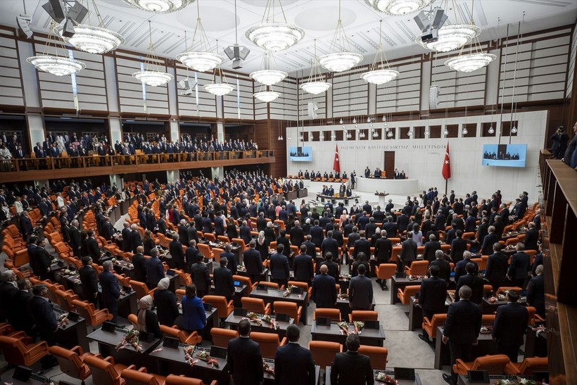 Milletvekilleri 10,5 saat süren törenle ant inçti! İşte 28. dönemin başladığı ilk birleşimde yaşananlar - Resim: 8