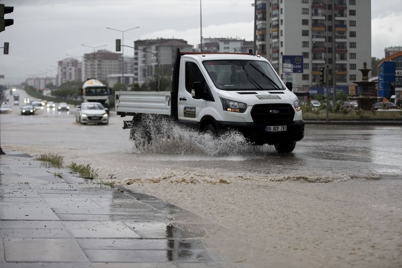 Meteoroloji'nin uyardığı Ankara'ya ceviz büyüklüğünde dolu yağdı! Yurt genelinde hafta sonu hava nasıl olacak? Birçok ile sağanak ve fırtına uyarısı yapıldı - Resim: 6