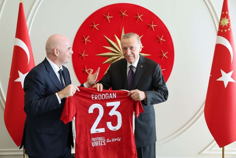 Cumhurbaşkanı Erdoğan, FIFA Başkanı Gianni Infantino ile görüştü! Infantino Cumhurbaşkanı Erdoğan'a forma hediye etti! - Resim: 5