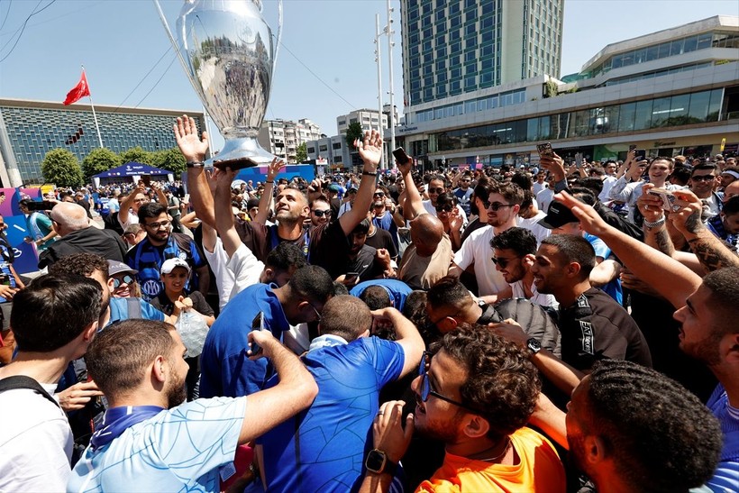 Tarihi Yarımada esnafının yüzü gülüyor! Taksim çevresinde UEFA Şampiyonlar Ligi finali yoğunluğu - Resim: 9
