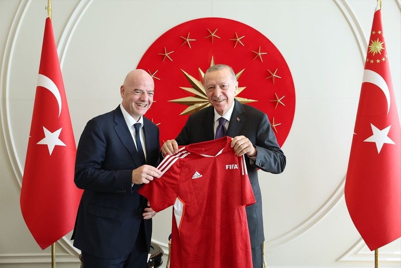 Cumhurbaşkanı Erdoğan, FIFA Başkanı Gianni Infantino ile görüştü! Infantino Cumhurbaşkanı Erdoğan'a forma hediye etti! - Resim: 4