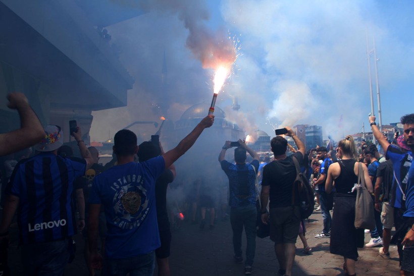 Taraftar, UEFA Şampiyonlar Ligi Finali için stada gidiyor! Dev karşılaşma öncesi meşaleler yakıldı, tezahüratlar yeri göğü inletti - Resim: 3