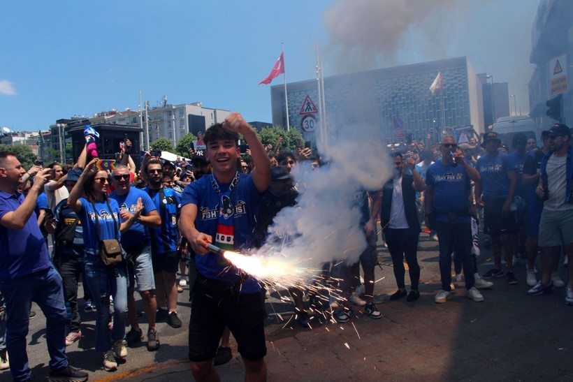 Taraftar, UEFA Şampiyonlar Ligi Finali için stada gidiyor! Dev karşılaşma öncesi meşaleler yakıldı, tezahüratlar yeri göğü inletti - Resim: 4