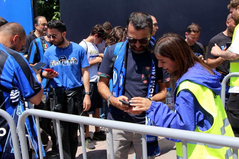 Taraftar, UEFA Şampiyonlar Ligi Finali için stada gidiyor! Dev karşılaşma öncesi meşaleler yakıldı, tezahüratlar yeri göğü inletti - Resim: 6